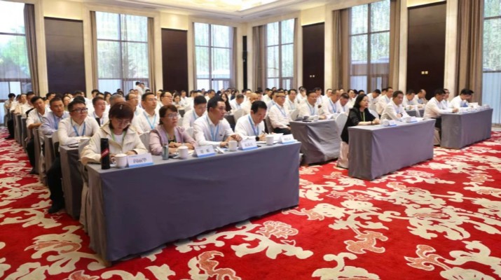 6月20日，甘肅文旅集團(tuán)2025年文化品牌建設(shè)暨內(nèi)訓(xùn)師培訓(xùn)班在集團(tuán)武威實(shí)訓(xùn)基地開(kāi)班。甘肅文旅集團(tuán)黨委書(shū)記、董事長(zhǎng)石培文以《黃沙與星途，種植文旅人的永恒綠洲》為題，講授了“開(kāi)班第一課″，翻開(kāi)集團(tuán)企業(yè)文化