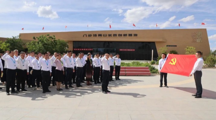 為深入貫徹習(xí)近平生態(tài)文明思想，踐行“綠水青山就是金山銀山”理念，傳承紅色基因，在“七一